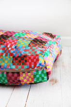Load image into Gallery viewer, Checkerland Dogbed